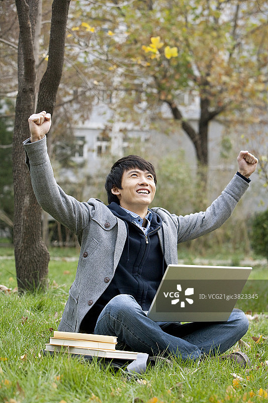 青年男子用电脑图片素材