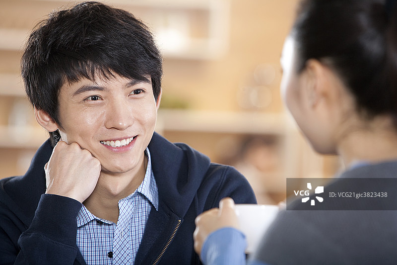 青年男女在书吧喝咖啡聊天图片素材