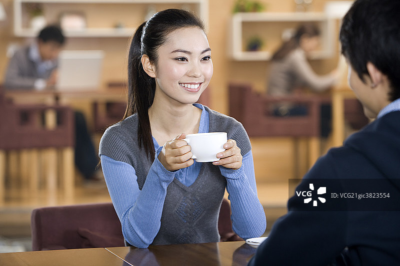 青年男女在书吧喝咖啡聊天图片素材