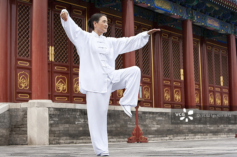 老年女子在天坛打太极图片素材