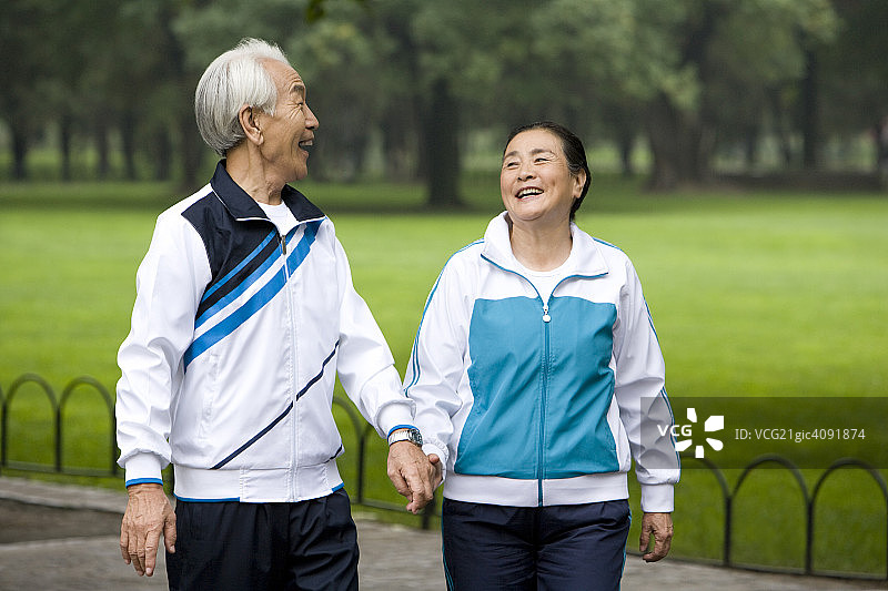 老年夫妇在公园散步图片素材