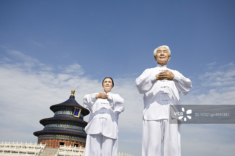 老年男女在天坛打太极图片素材