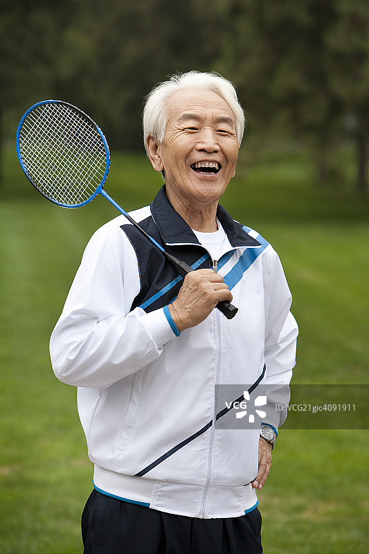 老年男子在公园打羽毛球图片素材