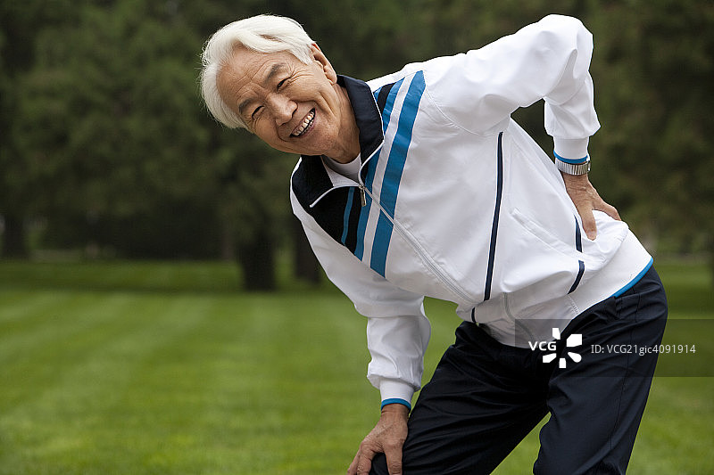 老年男子在公园锻炼身体图片素材