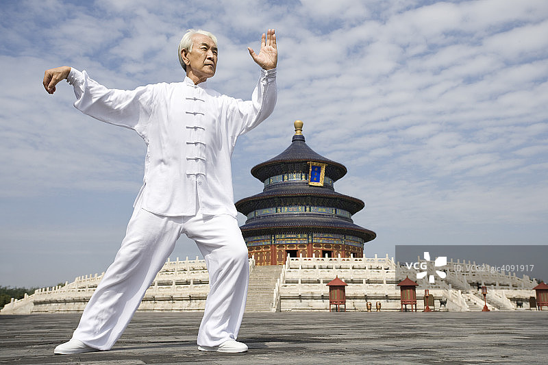 老年男子在天坛打太极图片素材