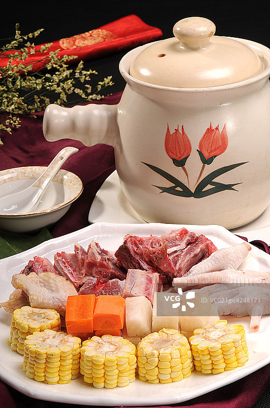 甜玉米炖鸡脚排骨图片素材