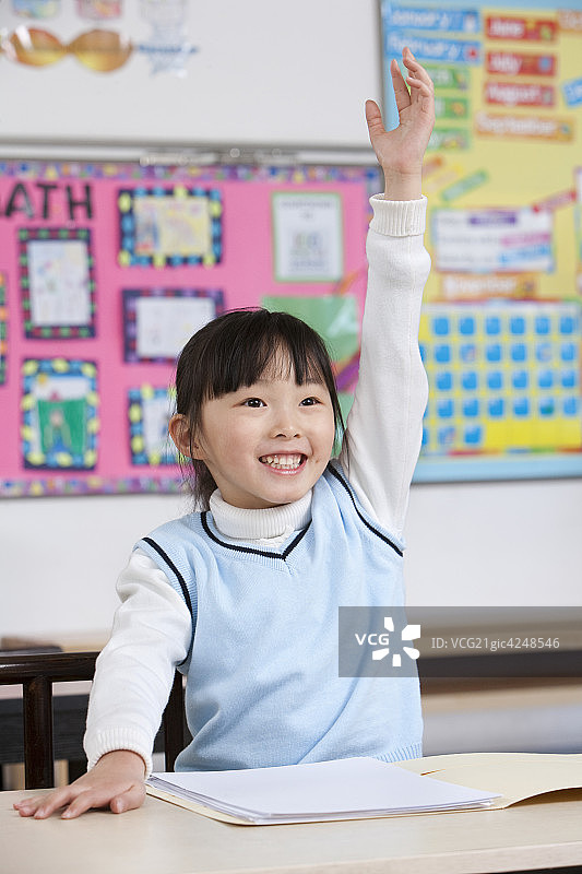 小学生在课堂举手图片素材