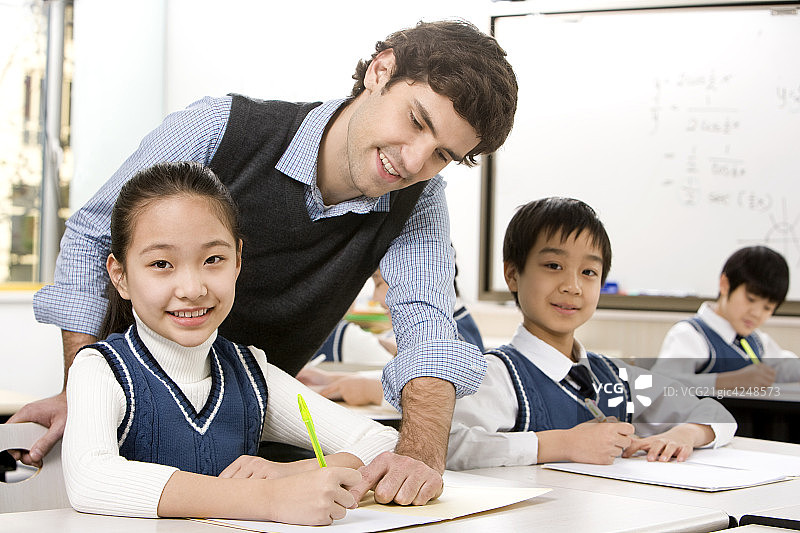 小学生和老师在课堂图片素材