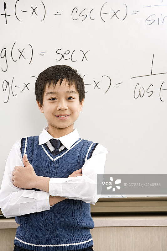 小学生在黑板前图片素材