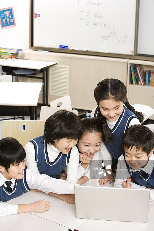 小学生在课堂上学习电脑图片素材