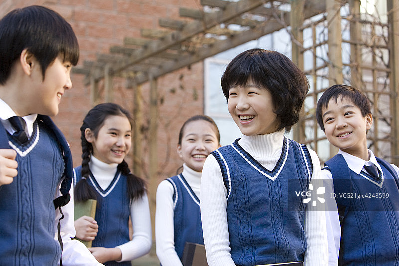 说说笑笑的小学生们图片素材
