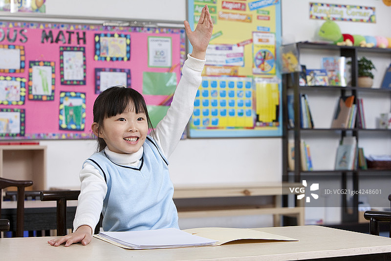 小学生在课堂举手图片素材