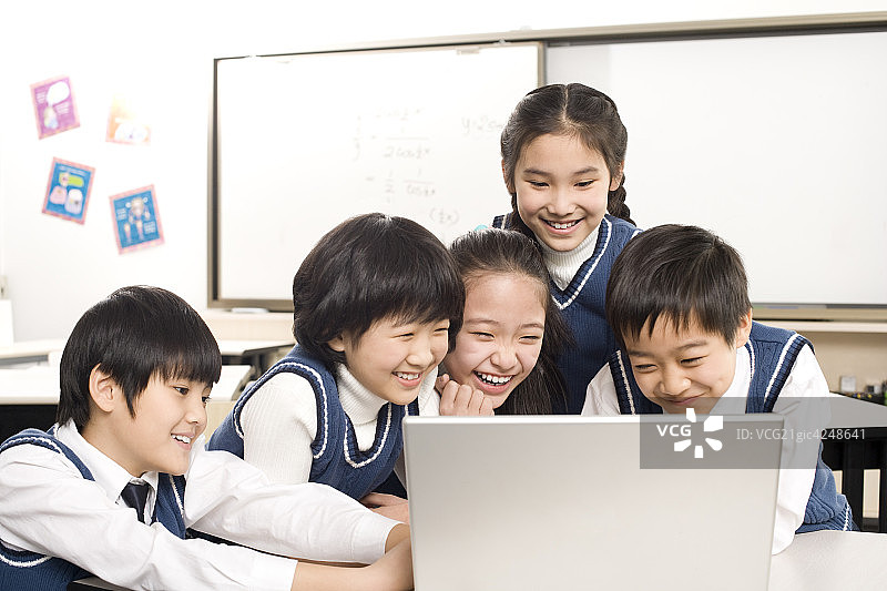 小学生在课堂上学习电脑图片素材