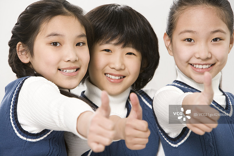小学生们竖起大拇指图片素材