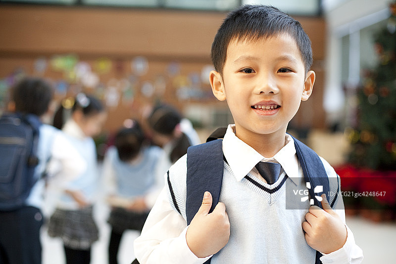 小学生在校园图片素材