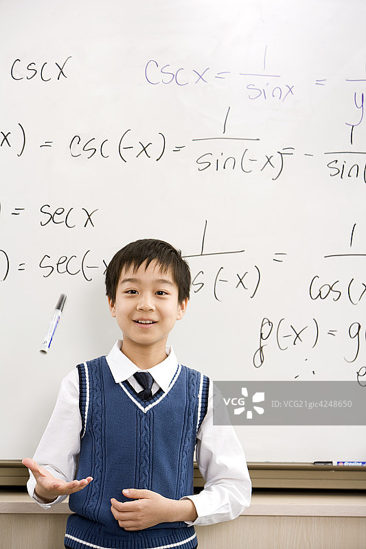 小学生在黑板前图片素材