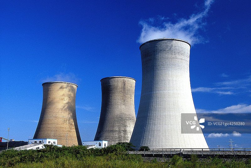 广东省茂名热电厂冷却塔图片素材