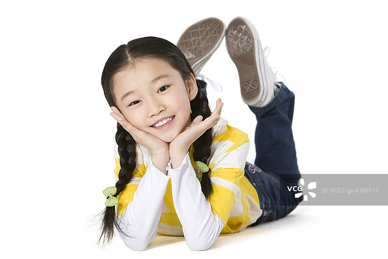 小女孩趴在地上图片素材