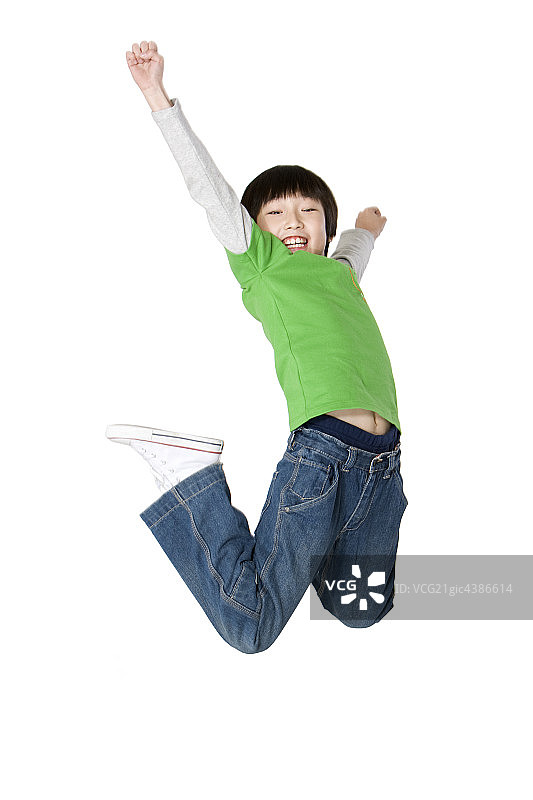 小男孩跳跃图片素材