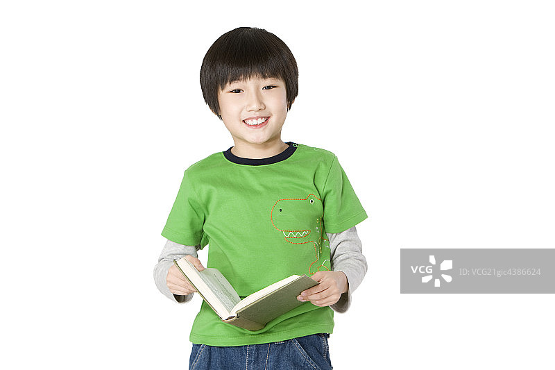 小男孩手拿图书图片素材