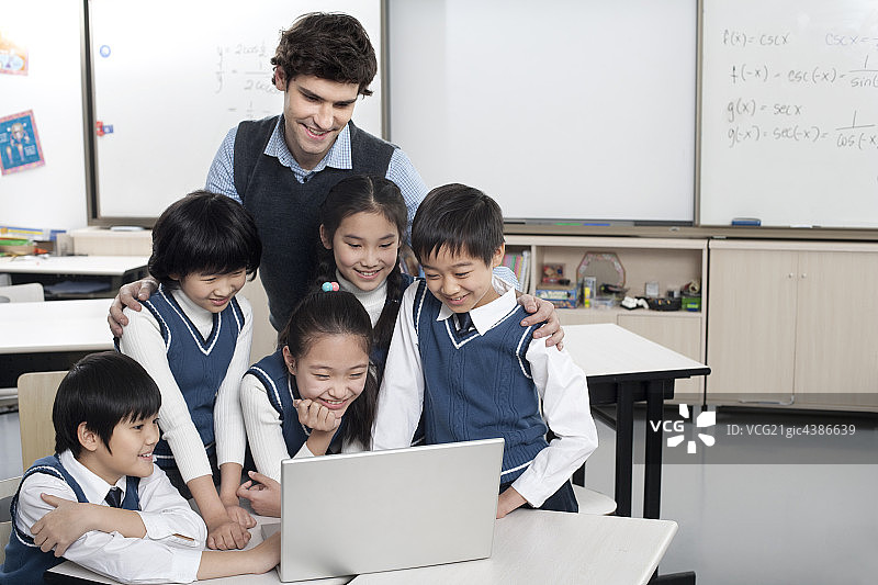 小学生学习电脑图片素材