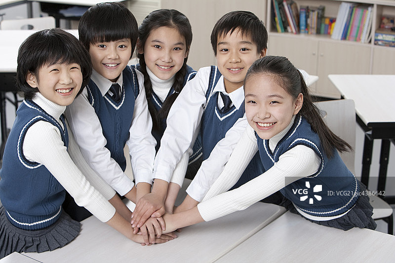 小学生齐心协力图片素材