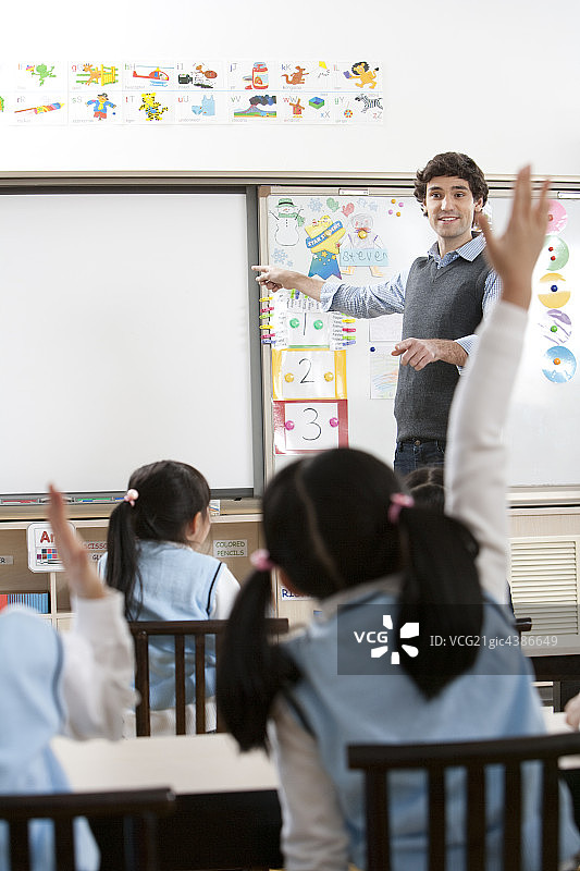老师和小学生在课堂图片素材