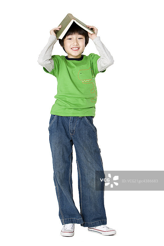 小男孩头顶图书图片素材