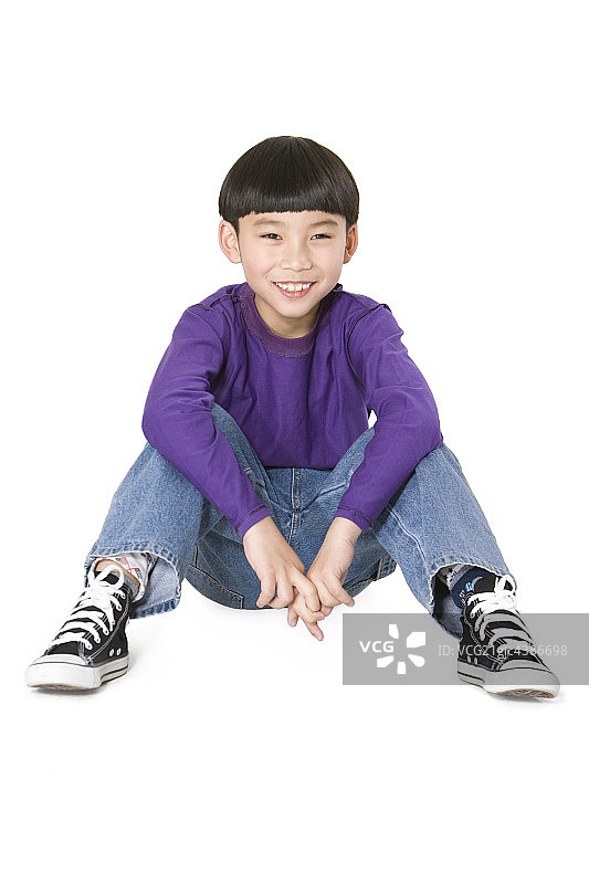 小男孩坐在地上图片素材