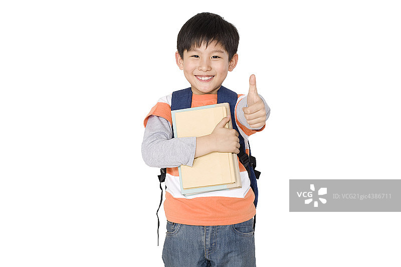 背着书包的小男孩抱着图书图片素材