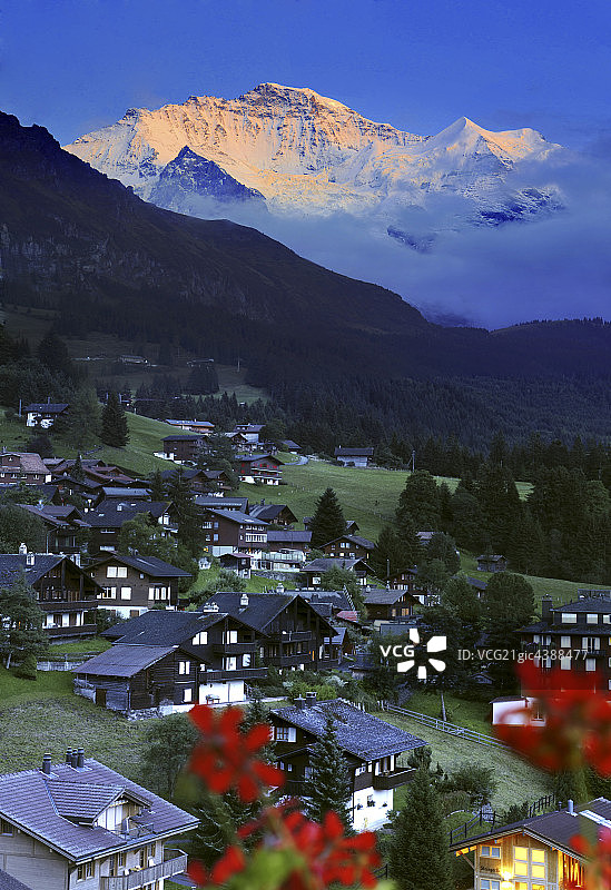 远眺少女峰,瑞士山城因特拉肯图片素材
