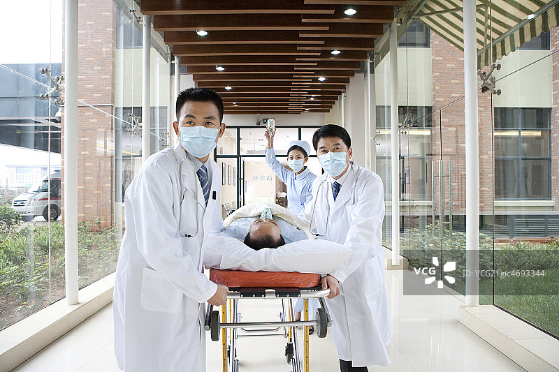 医务工作者抢救病人图片素材