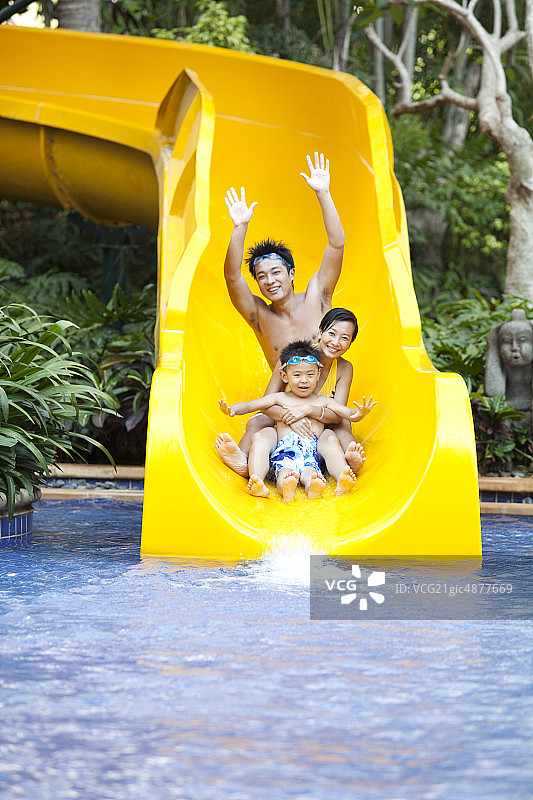 全家人在游泳池嬉戏图片素材