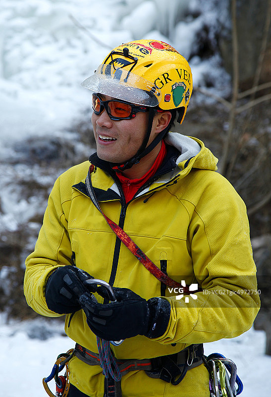 东方人极限运动攀冰图片素材