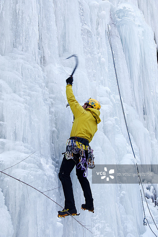 东方人极限运动攀冰图片素材