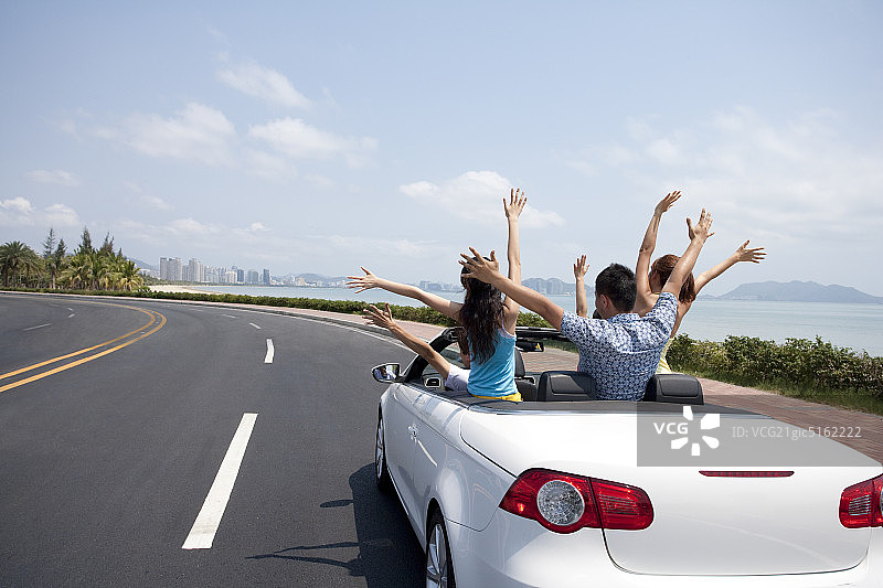 年轻人驾敞篷车出游图片素材