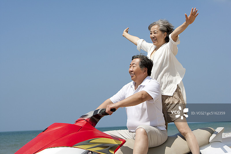 老年夫妇骑摩托艇图片素材