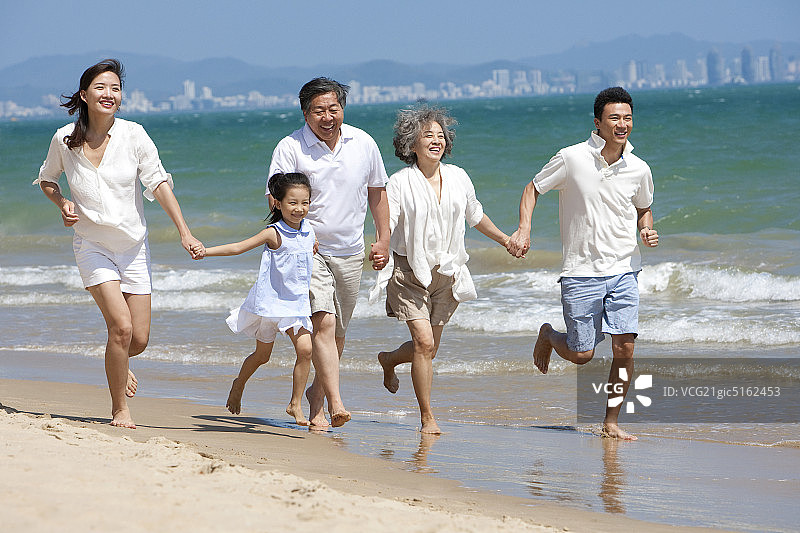 全家人在海滩嬉戏图片素材