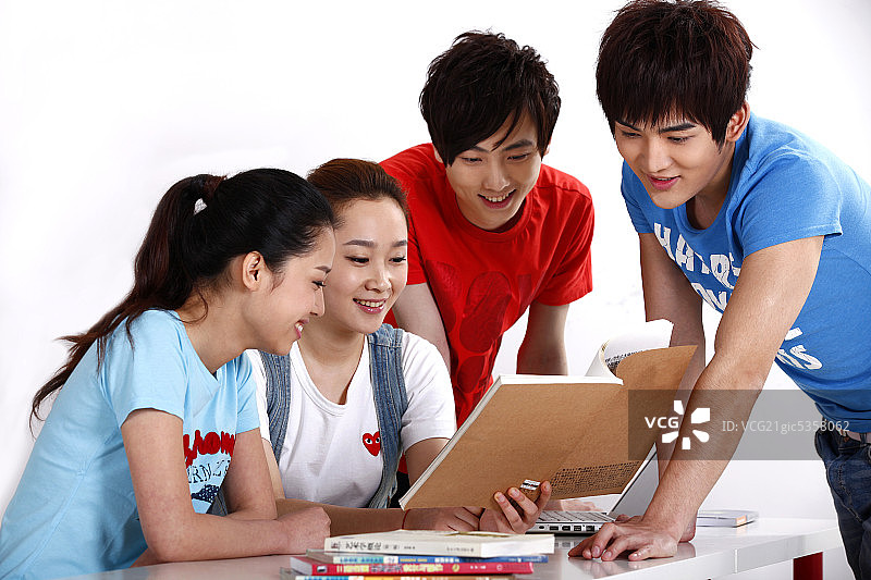 大学生在教室学习图片素材