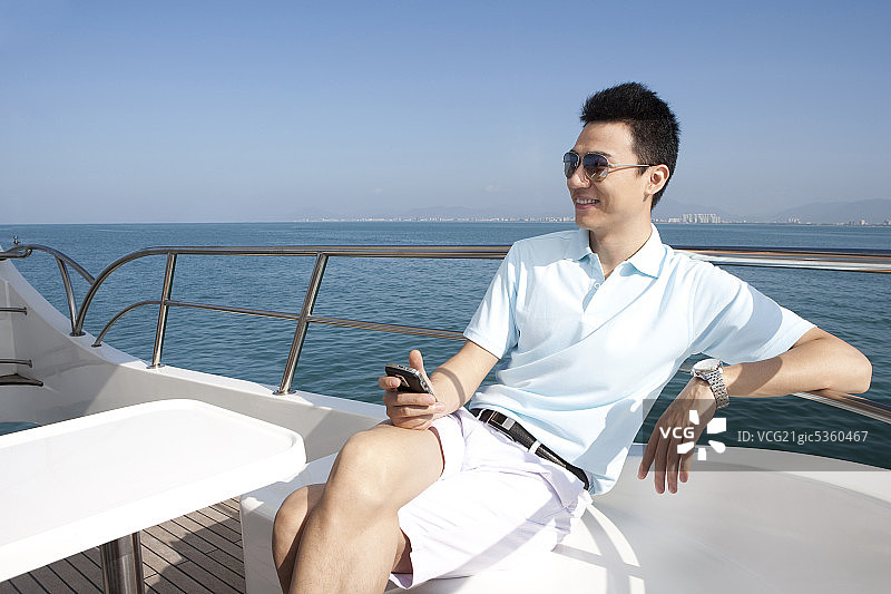 成功人士在游艇上休闲图片素材