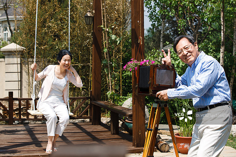 东方老人荡秋千图片素材