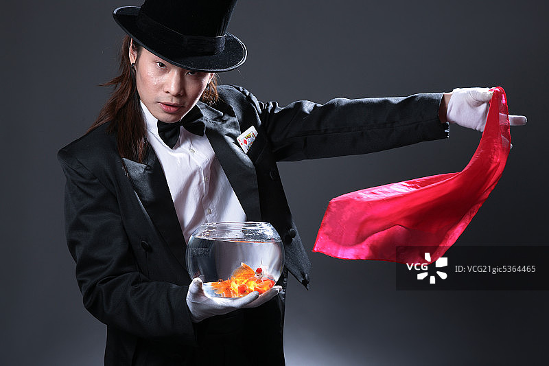 东方男人表演魔术图片素材