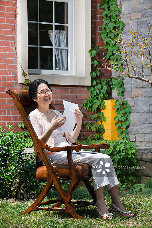 东方老年女人看信件图片素材