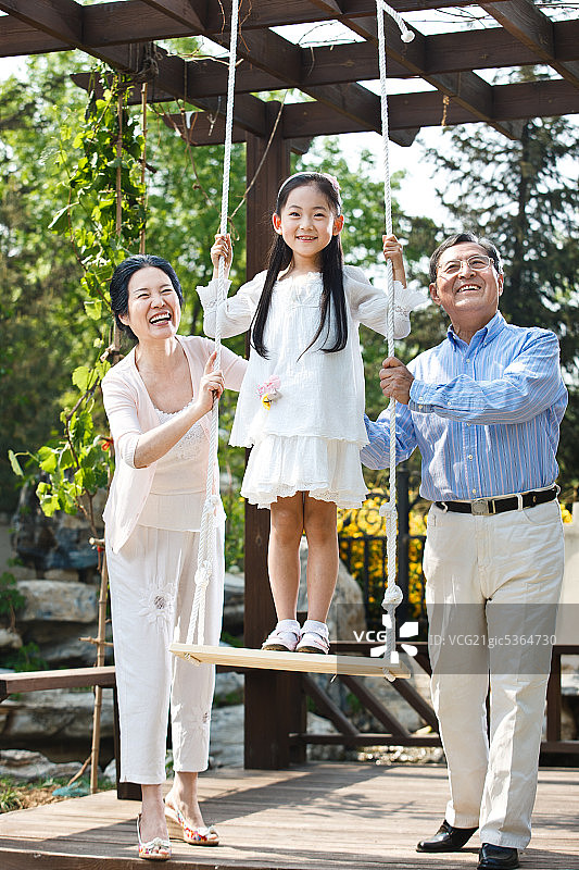 东方老人和孩子一起嬉戏图片素材