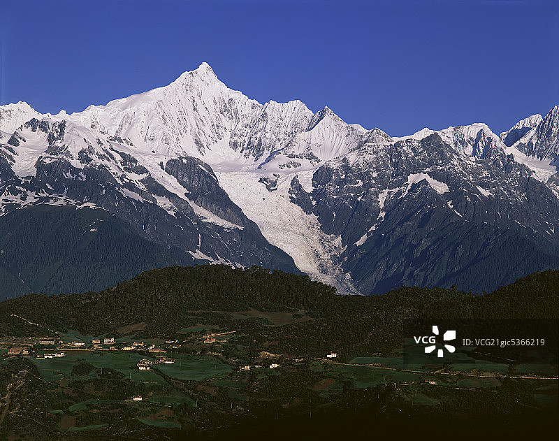 云南香格里拉梅里雪山太子雪峰图片素材