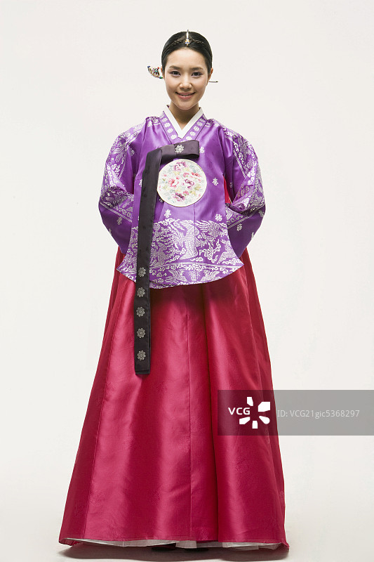 身穿韩国传统服装的年轻女子图片素材