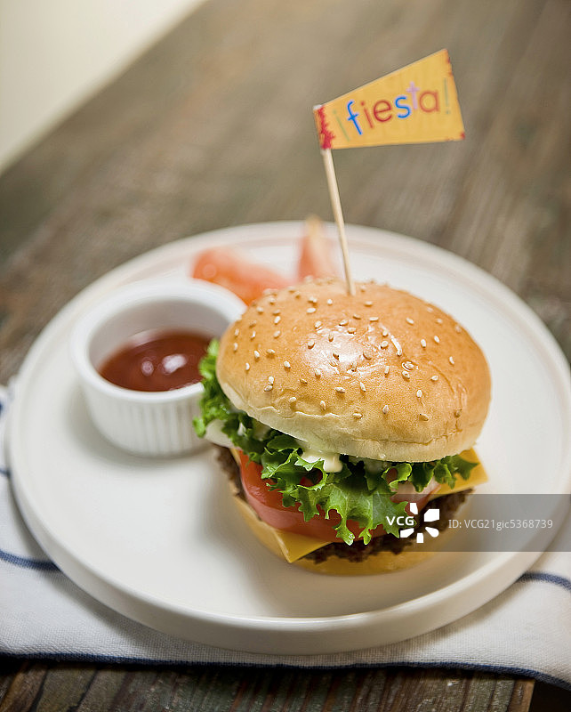 盘中的芝士汉堡图片素材