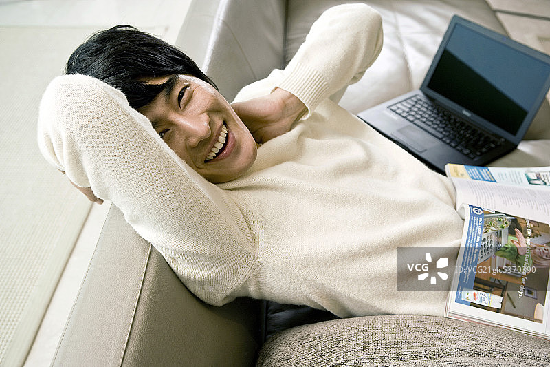 年轻人休息图片素材