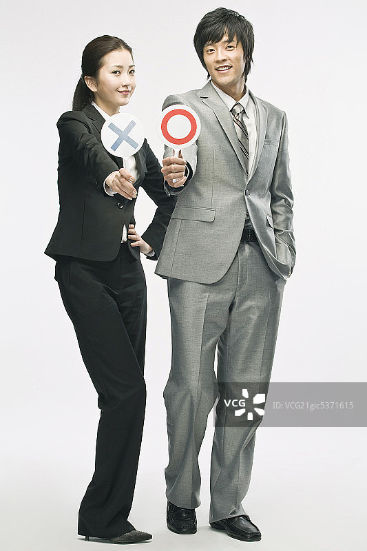 情侣拿着牛的标志图片素材