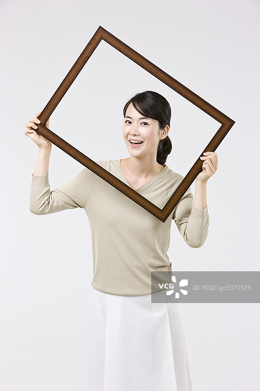 女人拿着一个相框图片素材